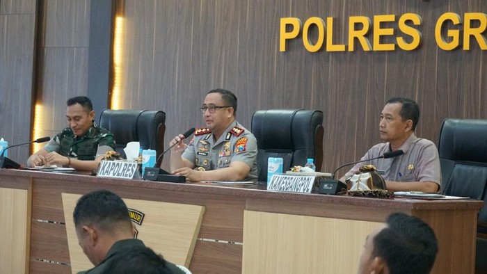 Polres Gresik menggelar rapat antisipasi Suroan saat ratusan calon warga baru PSHT akan disahkan.