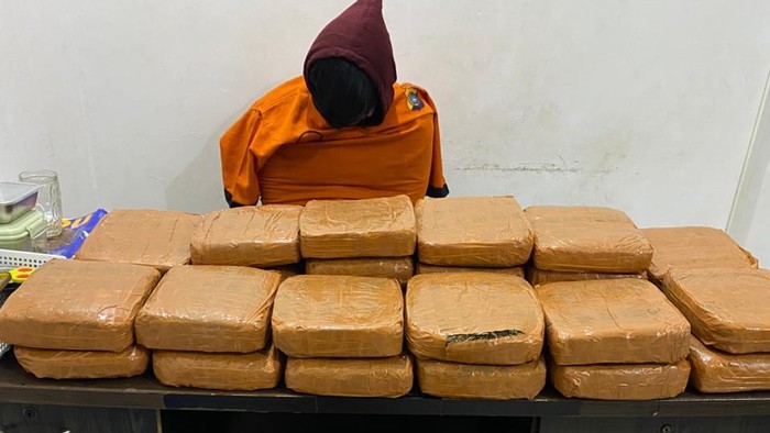 Pria pemilik ganja di Babel saat ditangkap polisi