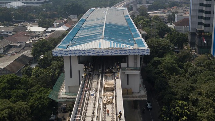 Foto udara proyek pembangunan stasiun Light Rail Transit (LRT) Jakarta Fase 1B Velodrome-Manggarai di Pramuka, Jakarta, Jumat (12/6/2026). Menurut data PT Jakarta Propertindo kesuluruhan proyek pembangunan dengan panjang lintasan 6,4 kilometer tela