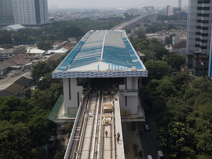 Foto udara proyek pembangunan stasiun Light Rail Transit (LRT) Jakarta Fase 1B Velodrome-Manggarai di Pramuka,  Jakarta, Jumat  (12/6/2026). Menurut data PT Jakarta Propertindo kesuluruhan proyek pembangunan dengan panjang lintasan 6,4 kilometer telah mencapai progres 93,07 persen dan ditargetkan beroperasi pada Agustus 2026. ANTARA FOTO/Fakhri Hermansyah/nz