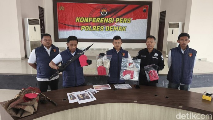 Ungkap kasus pembakaran dua rumah oleh pria bersebo di Mapolres Demak, Jumat (12/6/2026).