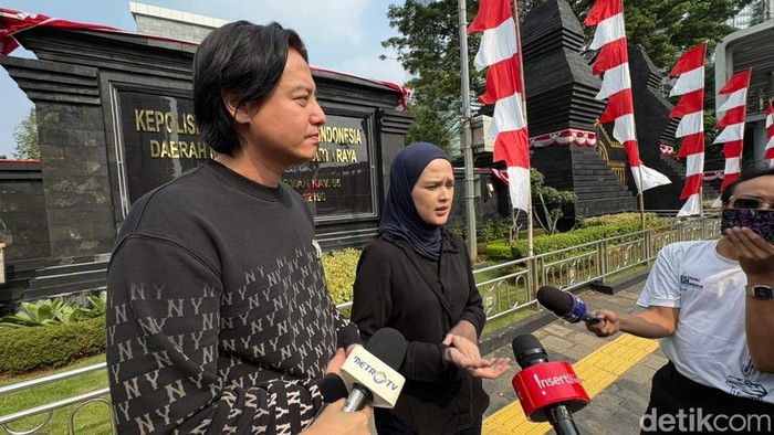Roger Danuarta dan Cut Meyriska