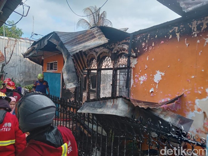 Rumah terbakar di Padang