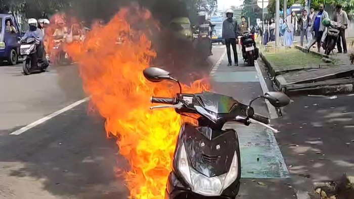 Satu unit motor terbakar hebat di Jalan Pajajaran, Bogor Timur, Kota Bogor. Kebakaran dipicu api yang tiba-tiba muncul di bagian mesin motor. (Dok. Istimewa)