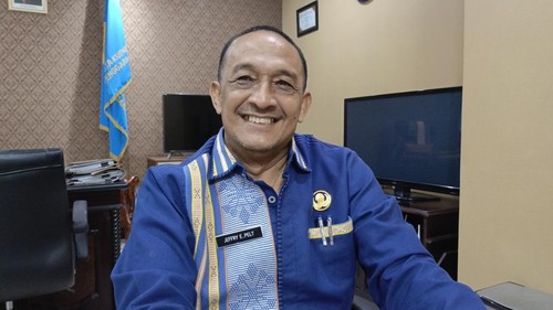 Sekda Kota Kupang, Jeffry Pelt, saat diwawancarai di ruang kerjanya. (Foto: Simon Selly/detikBali)