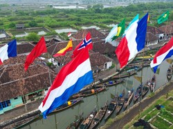 Foto udara sejumlah bendera negara peserta Piala Dunia 2026 berkibar di dermaga Desa Gerongan, Kecamatan Kraton, Kabupaten Pasuruan, Jawa Timur,kemarin. ANTARA FOTO/Umarul Faruq