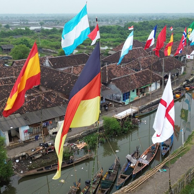 Bendera Peserta Piala Dunia 2026 Warnai Pesisir Pasuruan