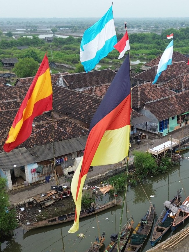 Bendera Peserta Piala Dunia 2026 Warnai Pesisir Pasuruan