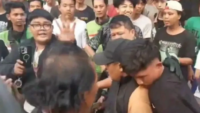 Seorang pemuda dibekuk warga setelah membeli sepeda motor menggunakan uang palsu di Duren Sawit, Jaktim. Pelaku ditahan polisi untuk diperiksa intensif. (ANTARA/Siti N)