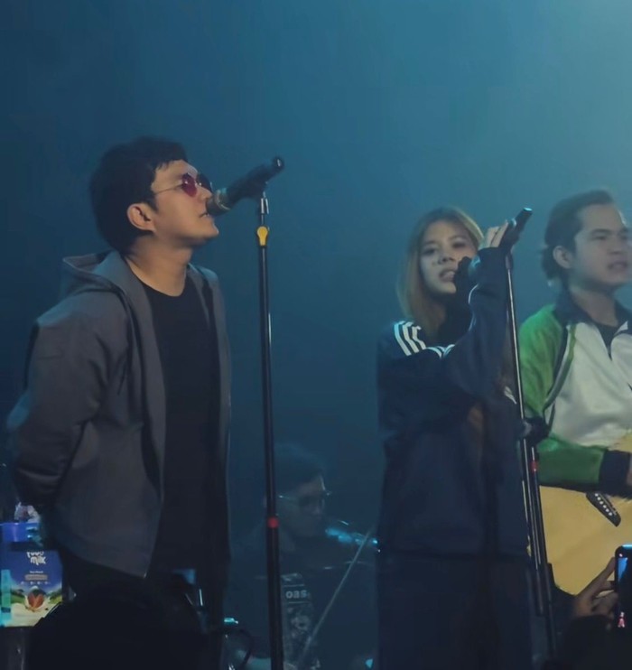 Shafeea, anak Ahmad Dhani, mencuri perhatian saat manggung di konser Aldi Taher. Dia tampil dengan gaya khas Oasis dan viral di media sosial.