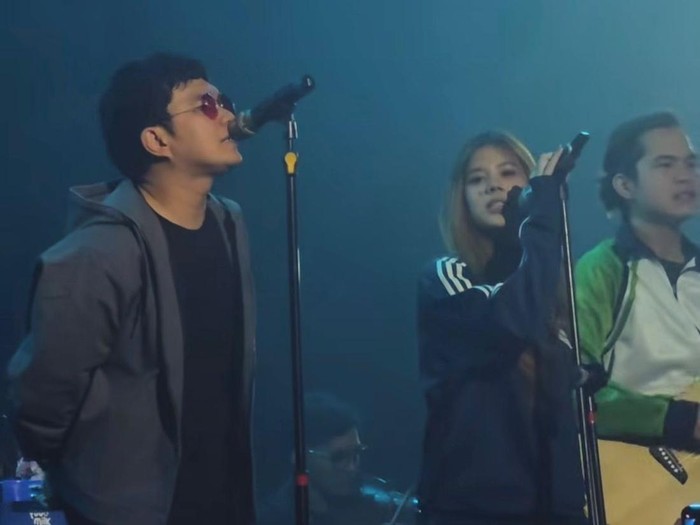 Shafeea, anak Ahmad Dhani, mencuri perhatian saat manggung di konser Aldi Taher. Dia tampil dengan gaya khas Oasis dan viral di media sosial.
