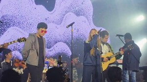 Shafeea menjadi salah satu kolaborator di konser Aldi Taher World Tour. Ini menjadi momen pertama kalinya bernyanyi di panggung. Foto: Instagram @tissabiani