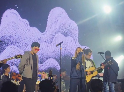 Shafeea, anak Ahmad Dhani, mencuri perhatian saat manggung di konser Aldi Taher. Dia tampil dengan gaya khas Oasis dan viral di media sosial.