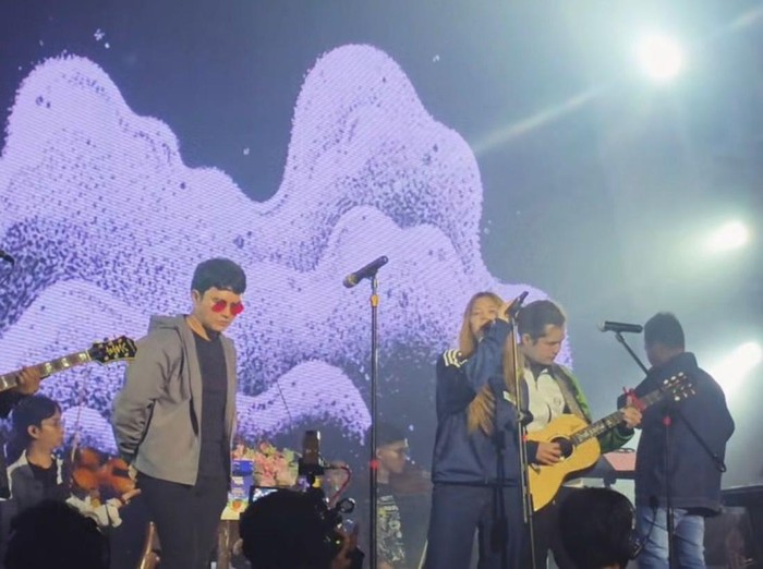 Shafeea, anak Ahmad Dhani, mencuri perhatian saat manggung di konser Aldi Taher. Dia tampil dengan gaya khas Oasis dan viral di media sosial.
