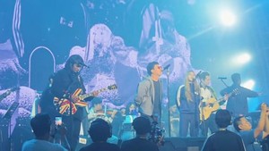 Shafeea bernyanyi dengan pakaian yang Oasis banget. Ya, jaket Adidas warna navy hasil berkolaborasi dengan Oasis. Foto: Instagram @tissabiani