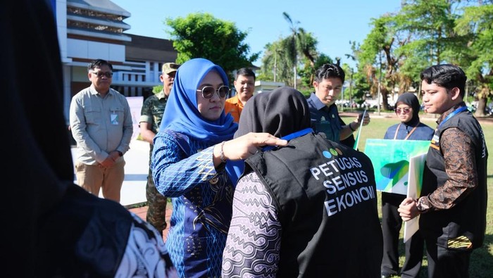Bupati Gowa Sitti Husniah Talenrang meminta petugas sensus mengutamakan pendekatan humanis kepada masyarakat.