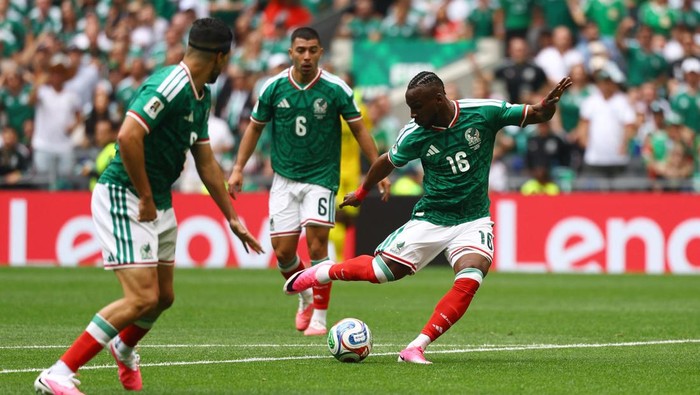 Soccer Football - FIFA World Cup 2026 - Group A - Mexico v South Africa - Estadio Azteca, Mexico City, Mexico - June 11, 2026 Mexicos Julian Quinones scores their first goal REUTERS/Kai Pfaffenbach