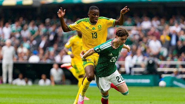 MEXICO CITY, MEXICO - JUNE 11: Sphephelo Sithole of South Africa (L) fights for the ball with Brian Gutierrez of Mexico (R) during the FIFA World Cup 2026 Group A match between Mexico and South Africa at Mexico City Stadium on June 11, 2026 in Mexico City, Mexico. (Photo by Alejandro Espino/Eurasia Sport Images/Getty Images)