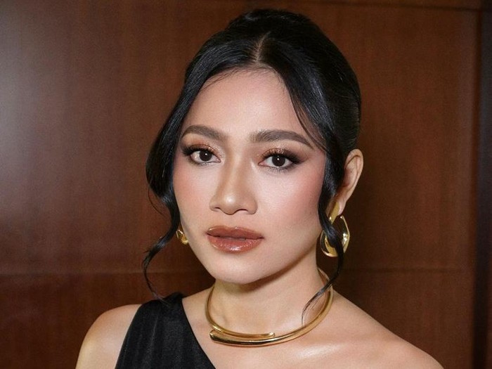 Artis Stella Bodea yang terkenal lewat sinetron Tukang Ojek Pengkolan mulai mengawali karirnya untuk terjun ke dunia film nih.