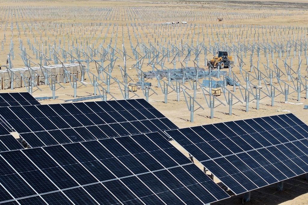Struktur yang sedang disiapkan untuk pemasangan panel surya terlihat di proyek fotovoltaik Ningguoyun Lingwu berkapasitas 1 juta kilowatt di gurun Lingwu, di wilayah Ningxia, China. (14 April 2025). (CN-STR / AFP) Struktur yang sedang disiapkan untuk pemasangan panel surya terlihat di proyek fotovoltaik Ningguoyun Lingwu berkapasitas 1 juta kilowatt di gurun Lingwu, di wilayah Ningxia, China. (14 April 2025). (CN-STR / AFP)