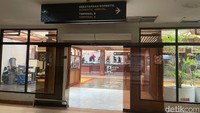 Papan petunjuk menuju ruang departure masih tergantung di langit-langit. Deretan loket dan ruang pelayanan di sisi koridor tampak tertutup tanpa aktivitas. Sementara itu kafe-kafe yang berada di sekitar lorong juga banyak yang sudah tutup.