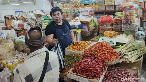 Suasana salah satu los pedagang sembako di Pasar Umum Negara, Kabupaten Jembrana, Bali, Jumat (12/6/2026). (Foto: I Putu Adi Budiastrawan/detikBali)