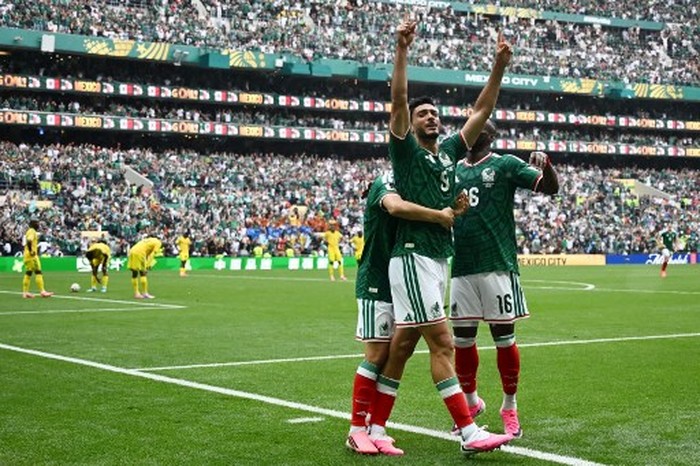 Mexicos forward #09 Raul Jimenez celebrates with teammates scoring his teams second goal during the 2026 World Cup Group A football match between Mexico and South Africa at the Mexico City Stadium in Mexico City on June 11, 2026. (Photo by CARL DE SOUZA / AFP)