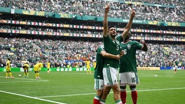 Mexicos forward #09 Raul Jimenez celebrates with teammates scoring his teams second goal during the 2026 World Cup Group A football match between Mexico and South Africa at the Mexico City Stadium in Mexico City on June 11, 2026. (Photo by CARL DE SOUZA / AFP)