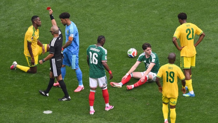 Wasit asal Brasil, Wilton Sampaio (kedua kiri) memberikan kartu merah kepada pesepak bola Timnas Afrika Selatan Sphephelo Sithole (kiri) usai melanggar salah satu pesepak bola Tim Nasional Meksiko dalam laga pembuka Grup A Piala Dunia 2026 di Stadion Azteca, Mexico City, Meksiko, Kamis (11/6/2026). Meksiko menang dengan skor 2-0 dalam pertandingan itu. ANTARA FOTO/Aditya Pradana Putra/rwa.
