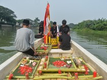 Tradisi Lepas Ancak Warnai Sungai Cisadane Jelang Festival Peh Cun