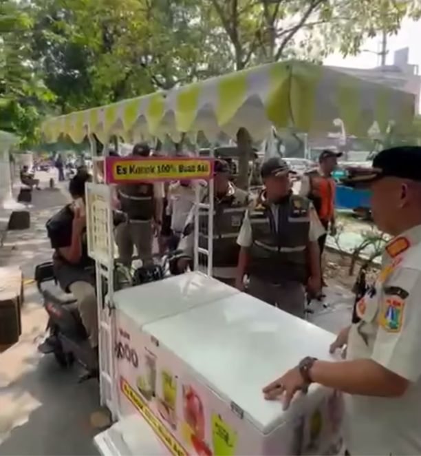 Video sejumlah PKL hanya bergeser ke bagian trotoar nan tak dijaga Satpol PP saat penertiban trotoar Salemba, Jakpus ramai beredar. Ini kata Satpol PP. (dok Satpol PP/Istimewa)