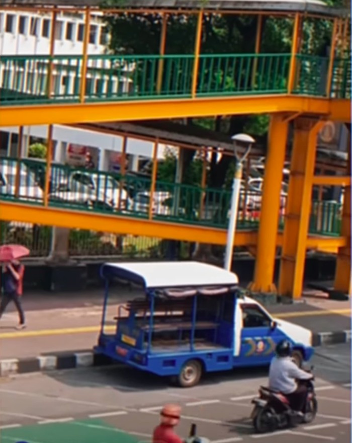 Video sejumlah PKL hanya bergeser ke bagian trotoar yang tak dijaga Satpol PP saat penertiban trotoar Salemba, Jakpus ramai beredar. Ini kata Satpol PP. (dok Satpol PP/Istimewa)