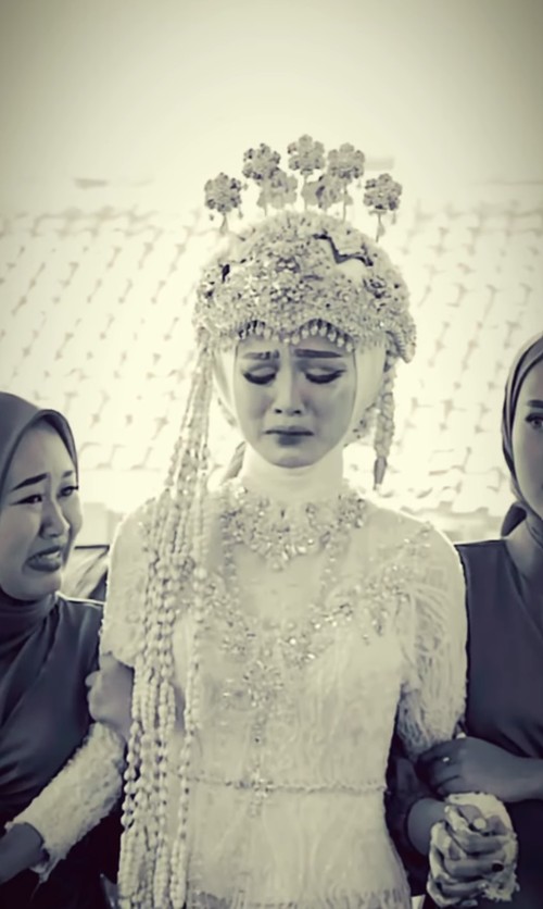 Viral di medsos, seorang pengantin wanita membagikan momen akad nikahnya yang penuh haru tanpa kehadiran wali nikah kandung namun prosesi tetap berjalan.