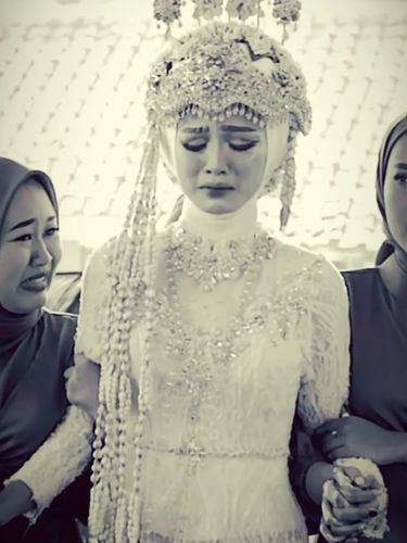 Viral di medsos, seorang pengantin wanita membagikan momen akad nikahnya yang penuh haru tanpa kehadiran wali nikah kandung namun prosesi tetap berjalan.