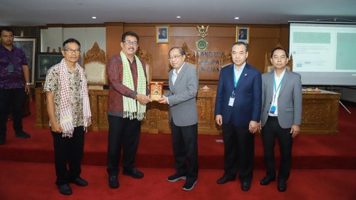 Wakil Bupati Gianyar, Anak Agung Gde Mayun, menerima studi kunjungan delegasi Kamboja di Kantor Bupati Gianyar, Jumat (12/6/2026). (Dok Pemkab Gianyar).