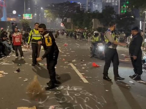 Wakapolda Metro Jaya Brigjen Dekananto Eko Purwono dan jajarannya bersih-bersih sampah di Jalan MH Thamrin, Jakarta Pusat, usai mengawal demo mahasiswa.