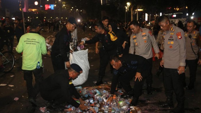 Wakapolda Metro Jaya Brigjen Dekananto Eko Purwono dan jajarannya bersih-bersih sampah di Jalan MH Thamrin, Jakarta Pusat, usai mengawal demo mahasiswa.