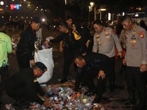 Wakapolda Metro Pimpin Bersih-bersih Sampah di Thamrin Usai Demo Mahasiswa