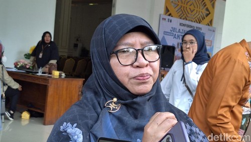 Wakil Ketua DPRD Kota Mataram, Istiningsih, saat diwawancarai di Pendopo Wali Kota Mataram, Jumat (12/6/2026).