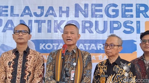 Wakil Ketua KPK Ibnu Basuki Widodo saat diwawancarai di Pendopo Wali Kota Mataram, NTB, Jumat (12/6/2026). (Foto: Nathea Citra/detikBali)