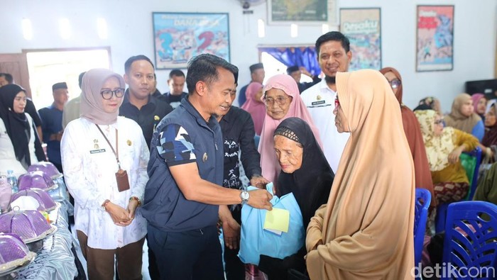 Warga Bone saat menerima bantuan paket sembako dari Bupati Andi Asman Sulaiman. Agung Pramono/detiksulsel