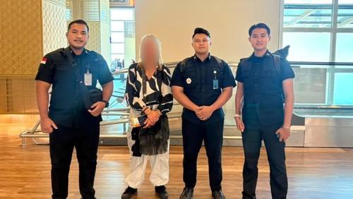 WN Australia inisial PDN (54) dideportasi melalui Bandara Ngurah Rai, Bali, lantaran menyalahgunakan izin tinggal di Bima. (Dok. Imigrasi Bima).