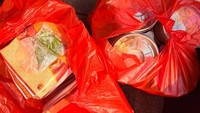 Banyak orang yang ngirim camilan, minuman, bahkan kita nggak tahu siapa yang ngirim, ujarnya. Foto: Instagram @ramaa1604