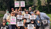 Posko logistik dari rakyat untuk rakyat didepan Bundaran HI. Belinya ga pakai uang pajak, kiriman makan dan minuman ga berhenti sampai ga tau lagi dari siapa aja. Pun yang lewat saling menyemangati bersatu Indonesiakuuu!!!! tulis Rama, salah satu teman Zaskia Mecca. Foto: Instagram @ramaa1604