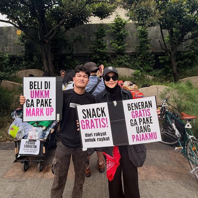Zaskia Mecca Long March Bareng Mahasiswa, Bagikan Snack Gratis di Bundaran HI