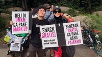 Zaskia Mecca Long March Bareng Mahasiswa, Bagikan Snack Gratis di Bundaran HI
