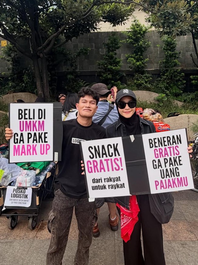 Zaskia Mecca Long March Bareng Mahasiswa, Bagikan Snack Gratis di Bundaran HI