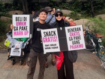 Zaskia Mecca Long March Bareng Mahasiswa, Bagikan Snack Gratis di Bundaran HI