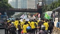 Zaskia Adya Mecca juga memperlihatkan massa mahasiswa yang melakukan long march. Kita sama-sama jaga mereka ya, dari sisi manapun sebisanya, pesan Zaskia Mecca. Foto: Instagram Story @zaskiadyamecca