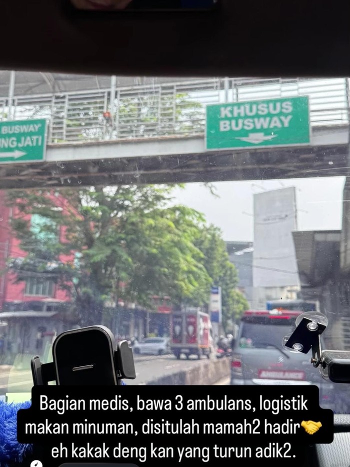 Zaskia Adya Mecca beri dukungan untuk mahasiswa yang demonstrasi di Bundaran HI.